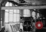 Standbild Endmontage von Studebaker Autos im Werk South Bend Indiana USA, 1920, aus Sekunde 38 historischem Filmmaterial Videoclip 65675071731
