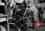 Standbild Endmontage von Studebaker Autos im Werk South Bend Indiana USA, 1920, aus Sekunde 48 historischem Filmmaterial Videoclip 65675071731
