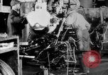 Standbild Endmontage von Studebaker Autos im Werk South Bend Indiana USA, 1920, aus Sekunde 49 historischem Filmmaterial Videoclip 65675071731