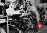 Standbild Endmontage von Studebaker Autos im Werk South Bend Indiana USA, 1920, aus Sekunde 50 historischem Filmmaterial Videoclip 65675071731