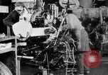 Standbild Endmontage von Studebaker Autos im Werk South Bend Indiana USA, 1920, aus Sekunde 51 historischem Filmmaterial Videoclip 65675071731