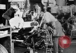 Standbild Endmontage von Studebaker Autos im Werk South Bend Indiana USA, 1920, aus Sekunde 52 historischem Filmmaterial Videoclip 65675071731