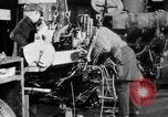 Standbild Endmontage von Studebaker Autos im Werk South Bend Indiana USA, 1920, aus Sekunde 53 historischem Filmmaterial Videoclip 65675071731