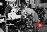 Standbild Endmontage von Studebaker Autos im Werk South Bend Indiana USA, 1920, aus Sekunde 54 historischem Filmmaterial Videoclip 65675071731