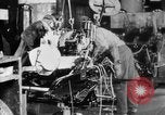 Standbild Endmontage von Studebaker Autos im Werk South Bend Indiana USA, 1920, aus Sekunde 55 historischem Filmmaterial Videoclip 65675071731