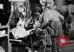 Standbild Endmontage von Studebaker Autos im Werk South Bend Indiana USA, 1920, aus Sekunde 56 historischem Filmmaterial Videoclip 65675071731