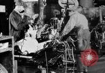 Standbild Endmontage von Studebaker Autos im Werk South Bend Indiana USA, 1920, aus Sekunde 57 historischem Filmmaterial Videoclip 65675071731