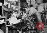 Standbild Endmontage von Studebaker Autos im Werk South Bend Indiana USA, 1920, aus Sekunde 58 historischem Filmmaterial Videoclip 65675071731