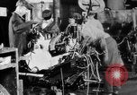Standbild Endmontage von Studebaker Autos im Werk South Bend Indiana USA, 1920, aus Sekunde 59 historischem Filmmaterial Videoclip 65675071731