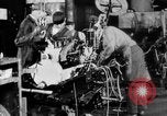 Standbild Endmontage von Studebaker Autos im Werk South Bend Indiana USA, 1920, aus Sekunde 60 historischem Filmmaterial Videoclip 65675071731
