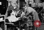 Standbild Endmontage von Studebaker Autos im Werk South Bend Indiana USA, 1920, aus Sekunde 61 historischem Filmmaterial Videoclip 65675071731
