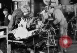 Standbild Endmontage von Studebaker Autos im Werk South Bend Indiana USA, 1920, aus Sekunde 62 historischem Filmmaterial Videoclip 65675071731