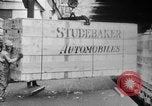 Standbild Automobile für den Export in der Studebaker Fabrik in Amerika United States USA, 1920, aus Sekunde 23 historischem Filmmaterial Videoclip 65675071732