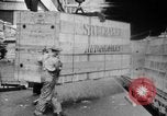 Standbild Automobile für den Export in der Studebaker Fabrik in Amerika United States USA, 1920, aus Sekunde 25 historischem Filmmaterial Videoclip 65675071732