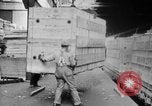 Standbild Automobile für den Export in der Studebaker Fabrik in Amerika United States USA, 1920, aus Sekunde 26 historischem Filmmaterial Videoclip 65675071732