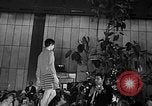 Immagine di Lavabile in lavatrice di sposa Manhattan New York City USA, 1967, secondo 28 filmato di repertorio 65675071760