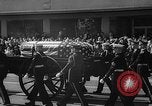 Immagine di General Douglas MacArthur sepoltura Norfolk Virginia USA, 1964, secondo 13 filmato di repertorio 65675071762
