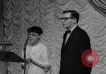 Immagine di Sfilata di moda Universal City Los Angeles California USA, 1964, secondo 21 filmato di repertorio 65675071763