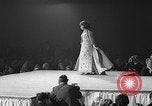 Immagine di Sfilata di moda Universal City Los Angeles California USA, 1964, secondo 25 filmato di repertorio 65675071763