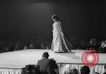 Immagine di Sfilata di moda Universal City Los Angeles California USA, 1964, secondo 26 filmato di repertorio 65675071763