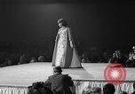 Immagine di Sfilata di moda Universal City Los Angeles California USA, 1964, secondo 27 filmato di repertorio 65675071763