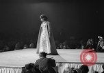 Immagine di Sfilata di moda Universal City Los Angeles California USA, 1964, secondo 28 filmato di repertorio 65675071763