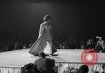 Immagine di Sfilata di moda Universal City Los Angeles California USA, 1964, secondo 29 filmato di repertorio 65675071763