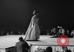 Immagine di Sfilata di moda Universal City Los Angeles California USA, 1964, secondo 30 filmato di repertorio 65675071763