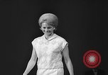 Immagine di Sfilata di moda Universal City Los Angeles California USA, 1964, secondo 40 filmato di repertorio 65675071763