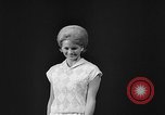 Immagine di Sfilata di moda Universal City Los Angeles California USA, 1964, secondo 41 filmato di repertorio 65675071763