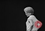 Immagine di Sfilata di moda Universal City Los Angeles California USA, 1964, secondo 43 filmato di repertorio 65675071763