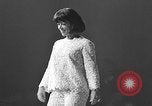 Immagine di Sfilata di moda Universal City Los Angeles California USA, 1964, secondo 46 filmato di repertorio 65675071763