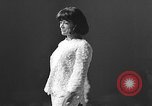 Immagine di Sfilata di moda Universal City Los Angeles California USA, 1964, secondo 47 filmato di repertorio 65675071763