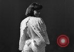 Immagine di Sfilata di moda Universal City Los Angeles California USA, 1964, secondo 48 filmato di repertorio 65675071763