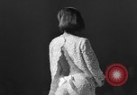 Immagine di Sfilata di moda Universal City Los Angeles California USA, 1964, secondo 49 filmato di repertorio 65675071763