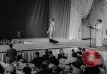 Immagine di Sfilata di moda Universal City Los Angeles California USA, 1964, secondo 53 filmato di repertorio 65675071763