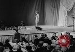 Immagine di Sfilata di moda Universal City Los Angeles California USA, 1964, secondo 54 filmato di repertorio 65675071763