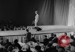 Immagine di Sfilata di moda Universal City Los Angeles California USA, 1964, secondo 55 filmato di repertorio 65675071763