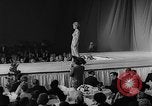 Immagine di Sfilata di moda Universal City Los Angeles California USA, 1964, secondo 56 filmato di repertorio 65675071763