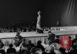 Immagine di Sfilata di moda Universal City Los Angeles California USA, 1964, secondo 57 filmato di repertorio 65675071763