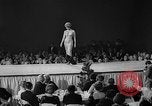 Immagine di Sfilata di moda Universal City Los Angeles California USA, 1964, secondo 62 filmato di repertorio 65675071763