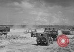 Standbild Marine Corps Kommunikation Peleliu Palau Inseln, 1945, aus Sekunde 8 historischem Filmmaterial Videoclip 65675071787