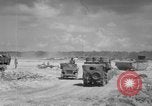 Standbild Marine Corps Kommunikation Peleliu Palau Inseln, 1945, aus Sekunde 11 historischem Filmmaterial Videoclip 65675071787