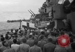 Standbild Beerdigung Pazifik, 1944, aus Sekunde 9 historischem Filmmaterial Videoclip 65675071809