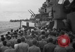 Standbild Beerdigung Pazifik, 1944, aus Sekunde 11 historischem Filmmaterial Videoclip 65675071809