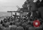 Standbild Beerdigung Pazifik, 1944, aus Sekunde 13 historischem Filmmaterial Videoclip 65675071809