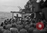 Standbild Beerdigung Pazifik, 1944, aus Sekunde 16 historischem Filmmaterial Videoclip 65675071809