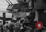 Standbild Beerdigung Pazifik, 1944, aus Sekunde 17 historischem Filmmaterial Videoclip 65675071809