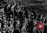Standbild Bestattung Pazifik, 1944, aus Sekunde 5 historischem Filmmaterial Videoclip 65675071812