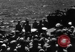 Standbild Bestattung Pazifik, 1944, aus Sekunde 9 historischem Filmmaterial Videoclip 65675071812